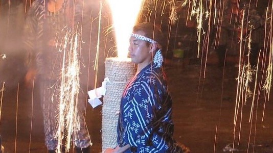 明日は豊川進雄神社で手筒花火を奉納させて頂きます。
