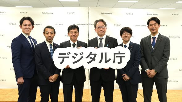 政務三役の交代式