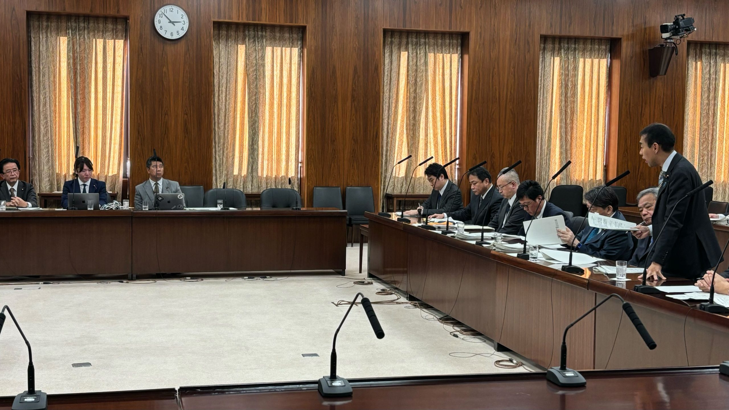 総務委員会答弁の様子