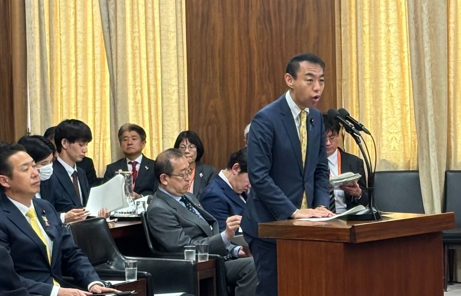 特別委員会で当初予算を説明